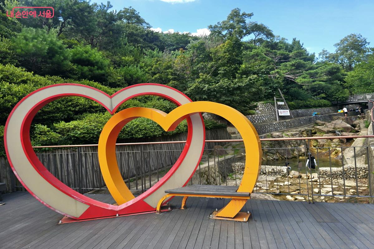 입장료 부담 없이 시민 누구나 즐길 수 있는 아차산 '긴고랑계곡'을 찾았다. &copy;염지연