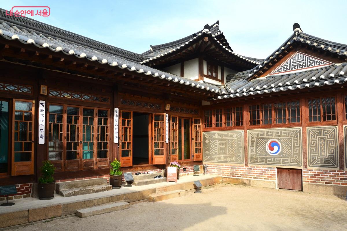 꽃담과 안채가 어우러진 백인제가옥 안마당 &copy;김대진