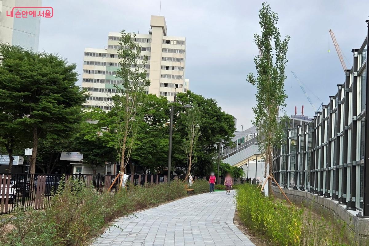 지하철 1호선 광운대역 보행육교까지 이어지는 경춘선숲길 ⓒ김미선