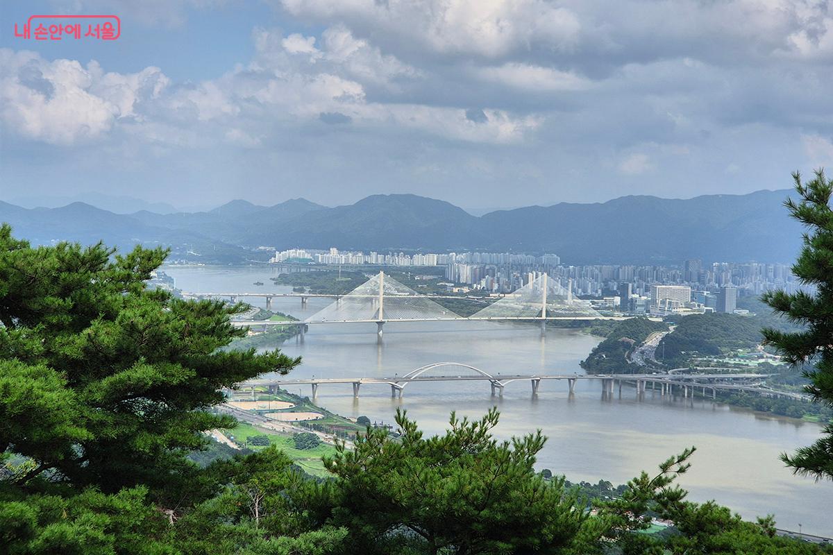 아차산 정상에서 바라본 한강의 모습