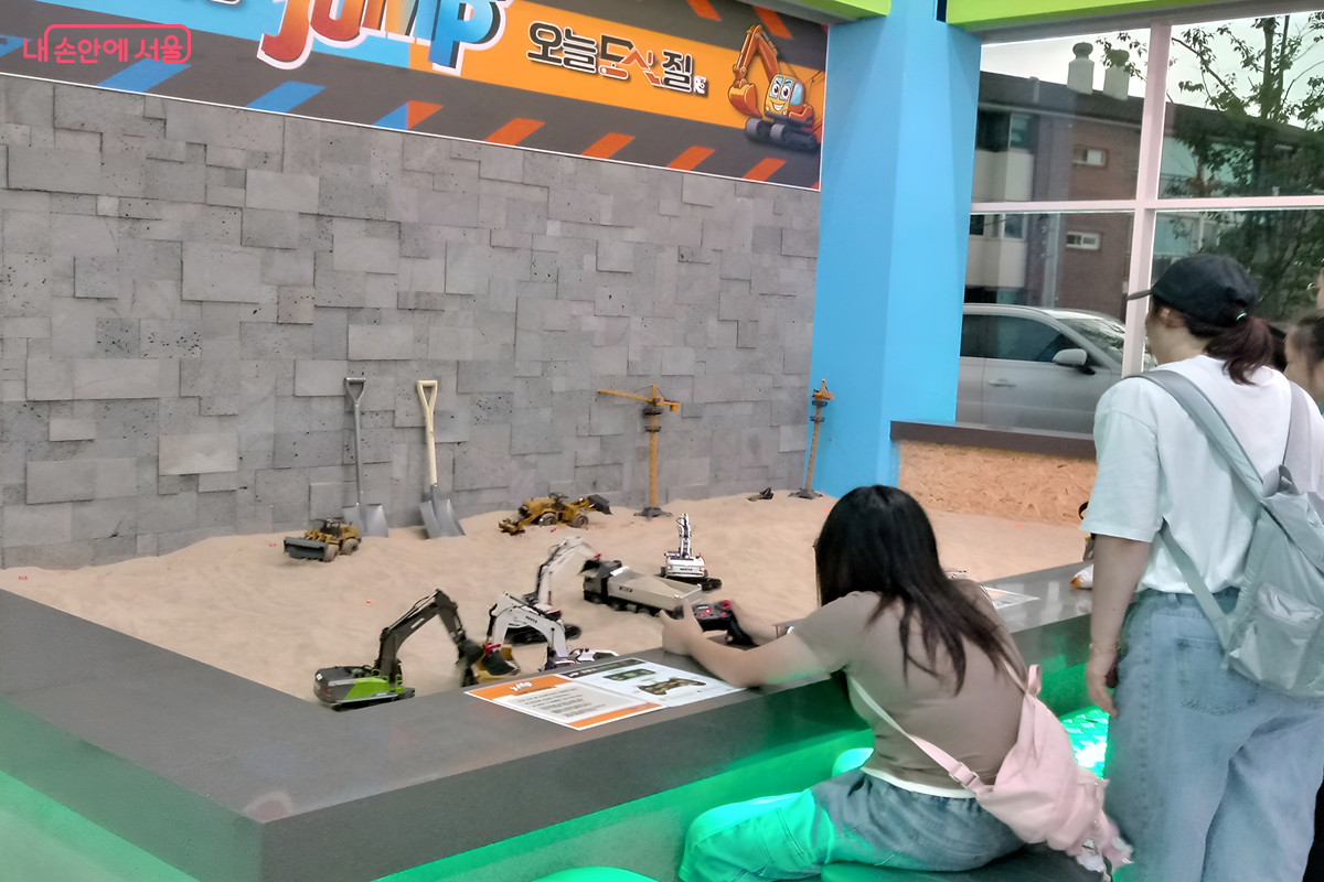 포클레인 체험. 전동 포클레인과 유압 포클레인 두 가지를 15분 정도 체험해볼 수 있다. &copy;김영주 