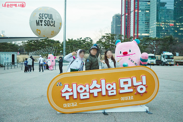 포토존에서 사진을 남기는 시민들