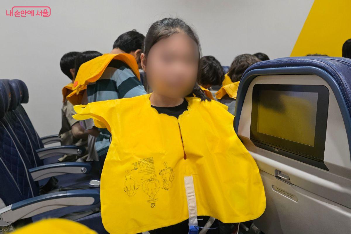항공기 이용시 설명으로만 봤던 구명조끼를 직접 입어보고 핀의 위치를 익힐 수 있다. ©김민지