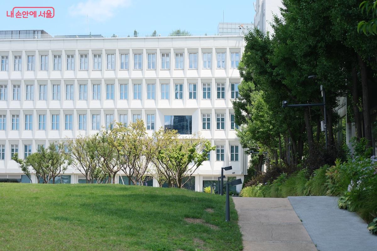 쇼핑을 마치고 서울공에박물관 주변을 산책하기 좋다. &copy;서지희