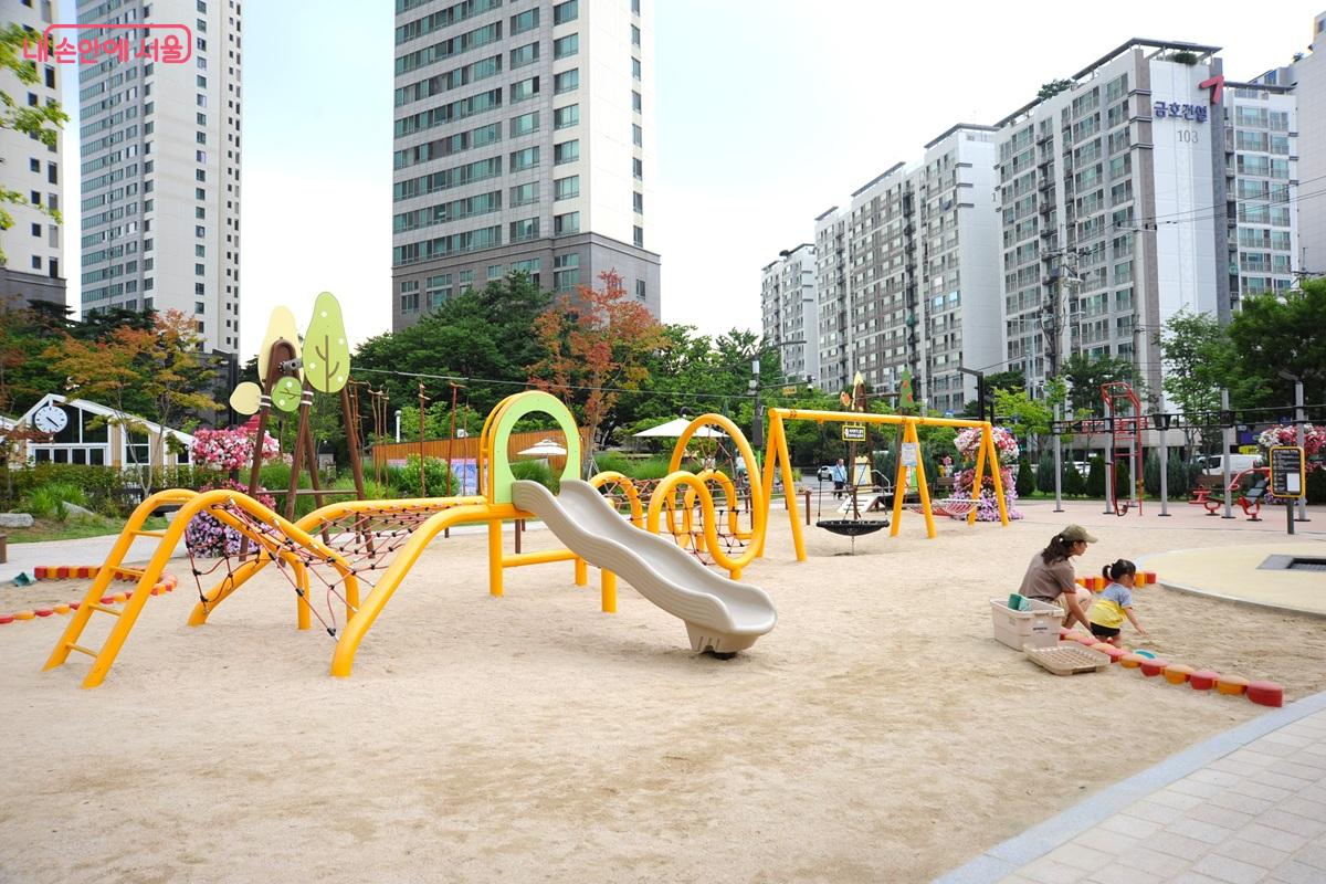 문래동 꽃밭정원의 어린이 놀이터 &copy;조수봉