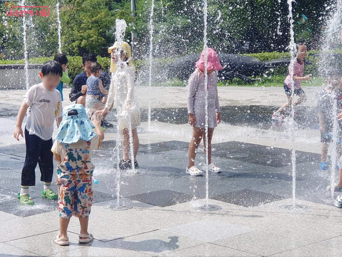 바닥분수 물줄기를 온몸으로 즐기고 있는 아이들 ©김병규
