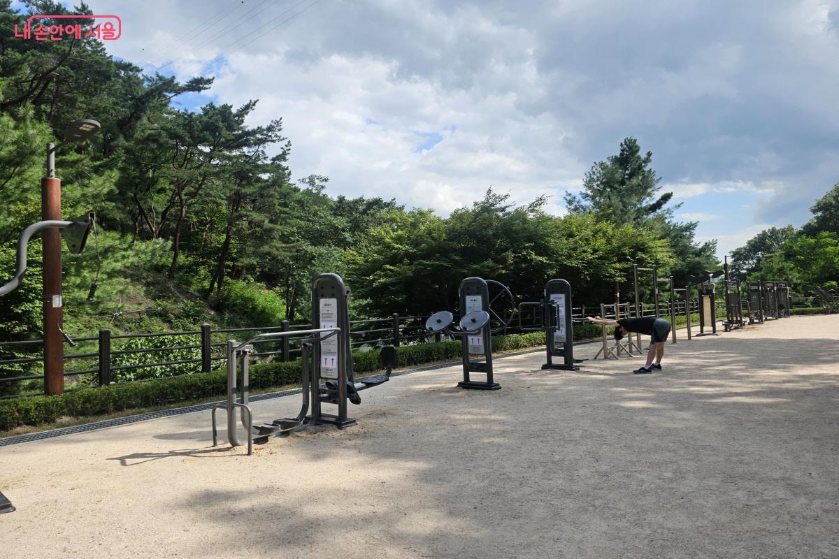  공공 체육시설도 있어 가볍게 체력 단련하기에도 좋다. &copy;염지연