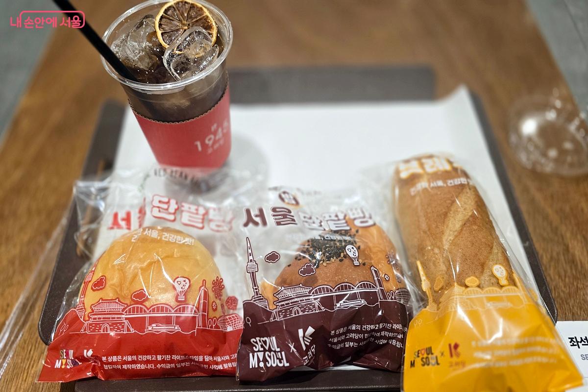 구매한 서울단팥빵, 서울밤단팥빵, 서울통밀브레드와 이벤트 음료 &copy;김윤경