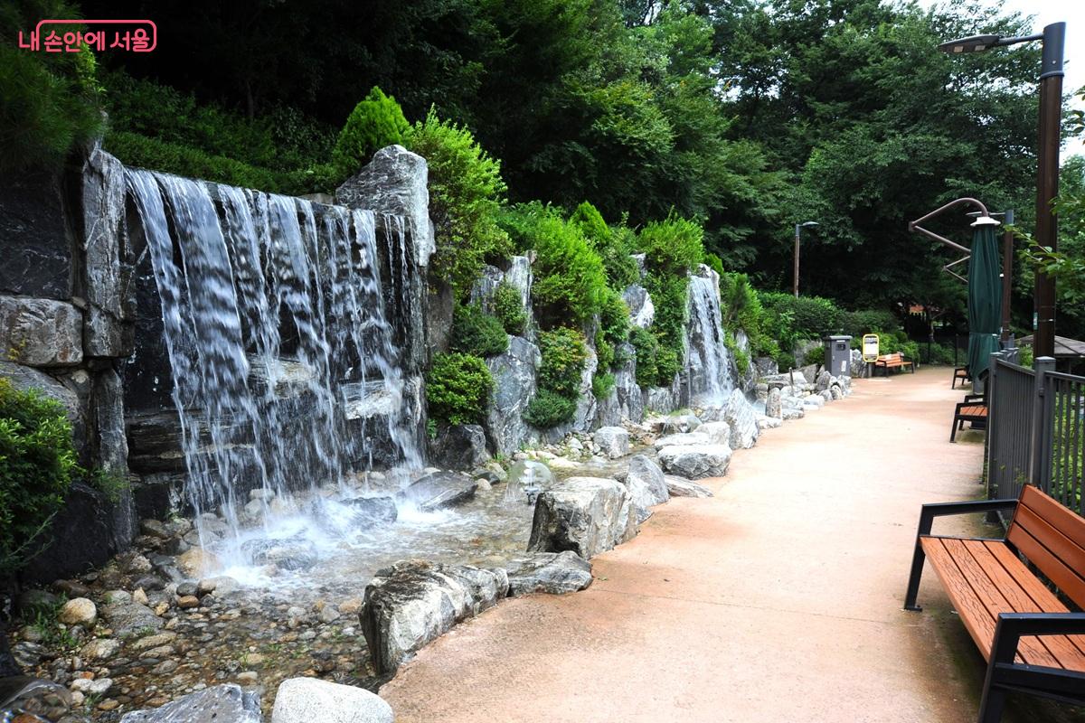 현충근린공원 세대 공감형 물놀이장의 인공폭포 ©조수봉