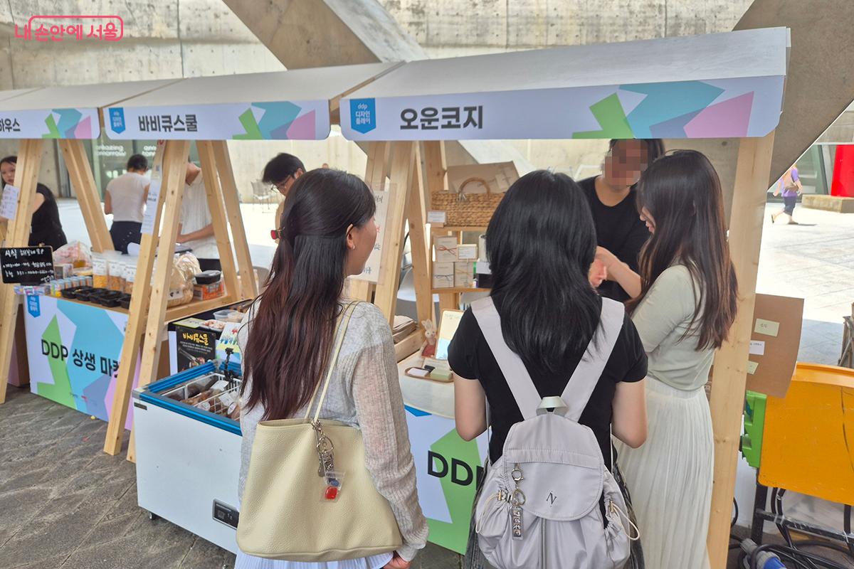 라이프스타일 및 핸드메이드 소품을 판매하는 중소기업들이 참여한다.