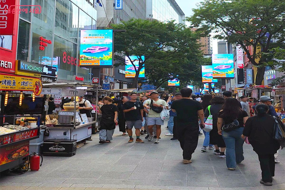 명동의 대표 명물인 스트리트 푸드 노점과 귀여운 캐릭터 상점이 선사하는 즐거운 미식 탐방 ©이정민