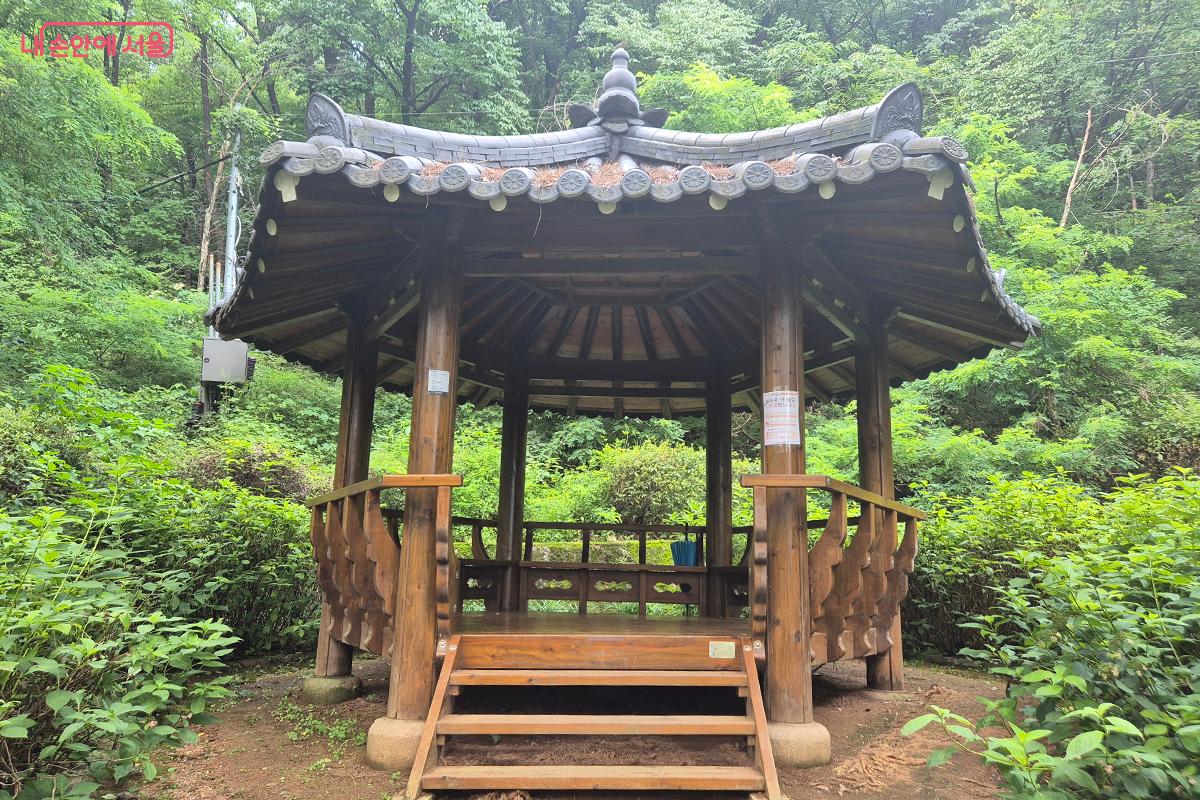주변 풍경을 감상하며 휴식도 취하는 정자