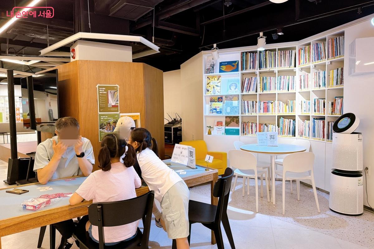 가족뿐 아니라 아이들에게 인기가 많은 보드게임 공간