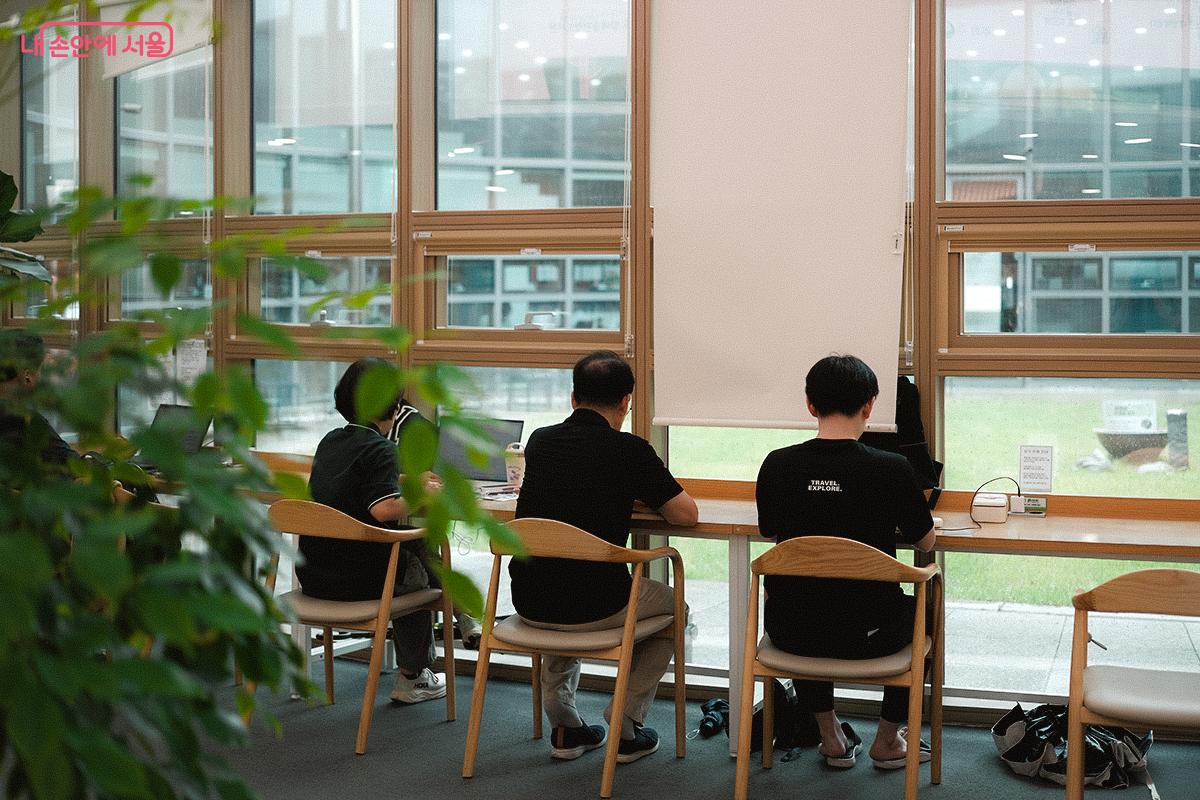 도서관 중앙에는 초록 잔디가 깔린 중정(햇살, 뜰)이 있다. 각 공간마다 숲을 연상시키는 친근한 이름을 사용하고 있는 것이 인상적이다. ©김아름