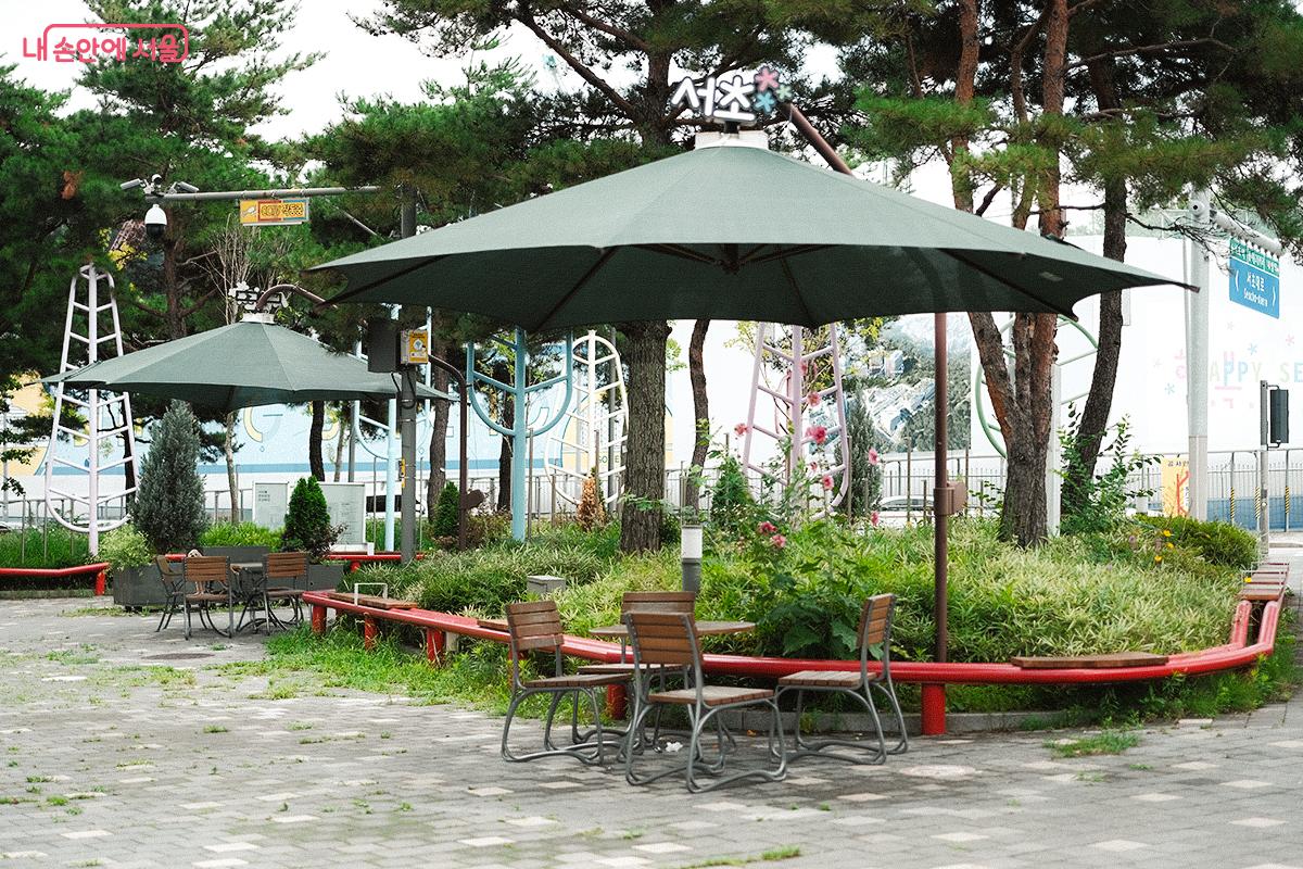 과거 교통섬 유휴공간이었던 부지를 서리풀문화광장으로 재생했고, 현재 도서관 앞마당이자 시민들의 휴게 쉼터로 이용된다. ©김아름