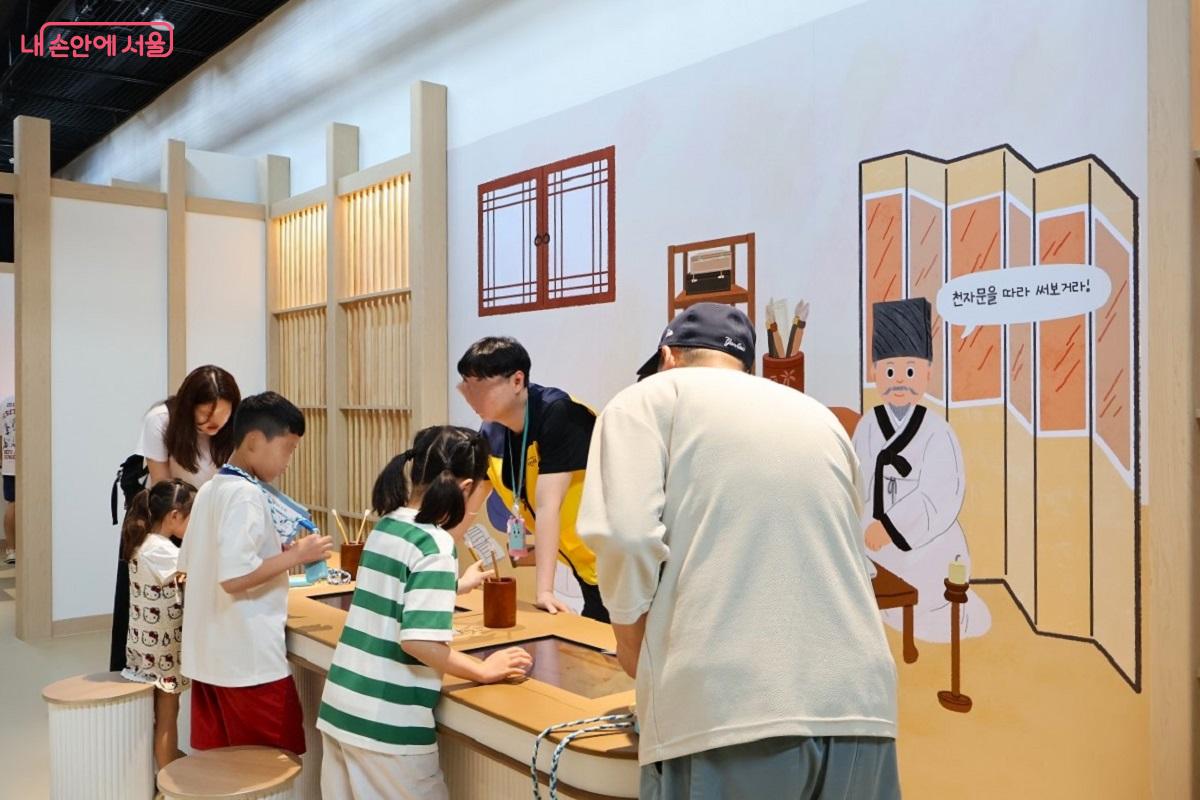 서당 이야기를 배경으로 천자문을 배우는 아이들 &copy;이봉덕