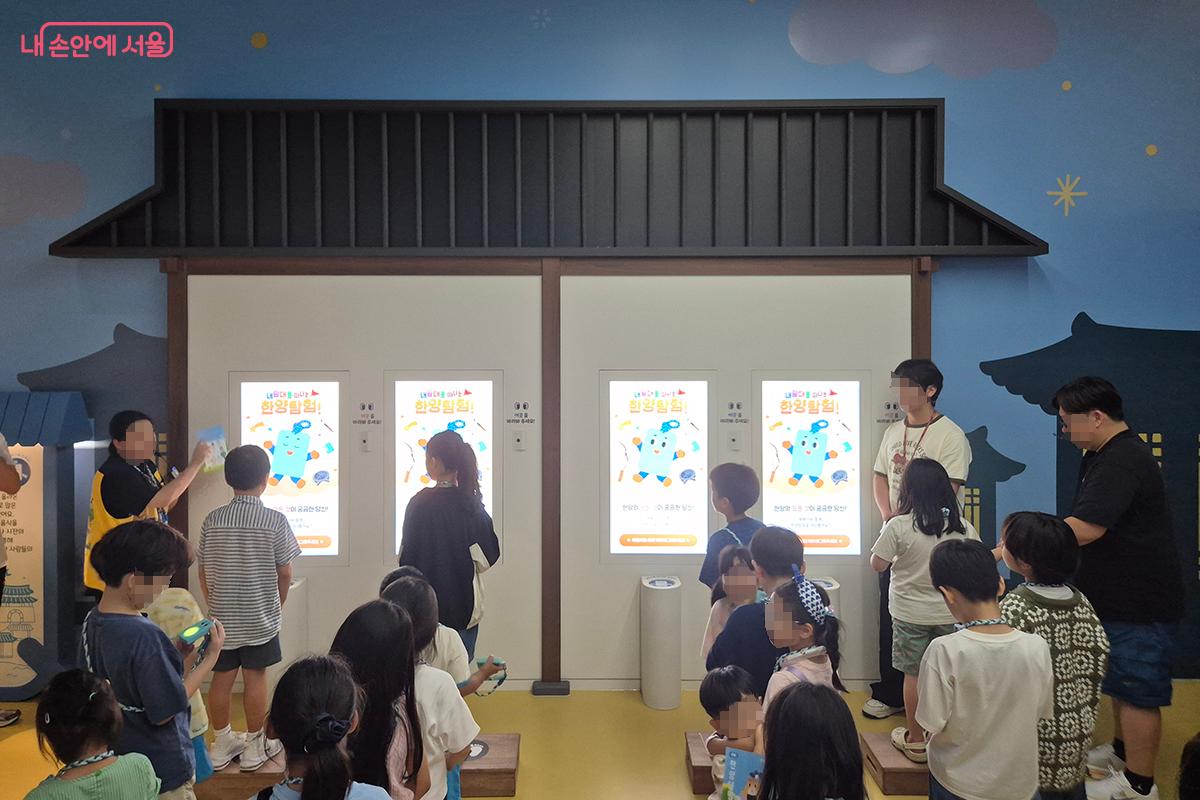 역사 길라잡이 톳기, 까치트키, 금덩이, 소롱이와 함께 사진을 찍는 포토존 ©백승훈