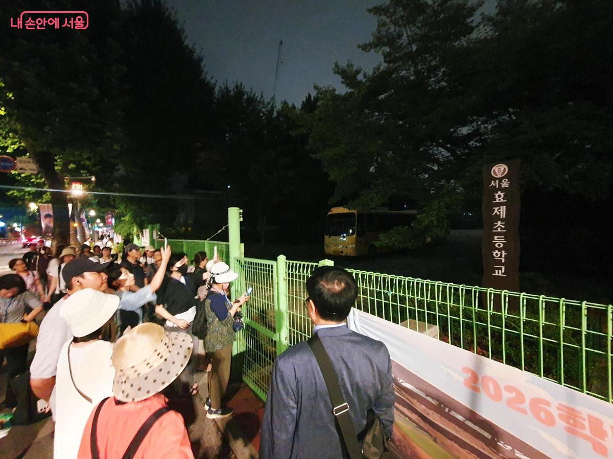 김수영 시인이 다녔던 효재초등학교 앞에서 해설을 듣고 있는 문학기행 참가자들 &copy;엄윤주