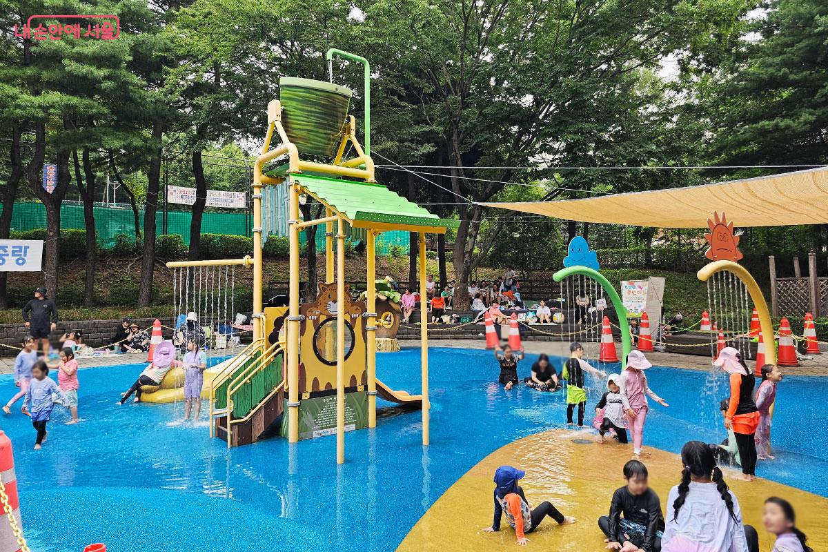  영유아들을 위한 물살이 약한 구역이 있다. ⓒ홍혜수