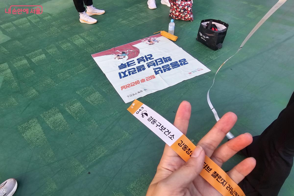 출석 체크를 완료하면 청년 크루 팔찌를 배부받는다. &copy;염지연