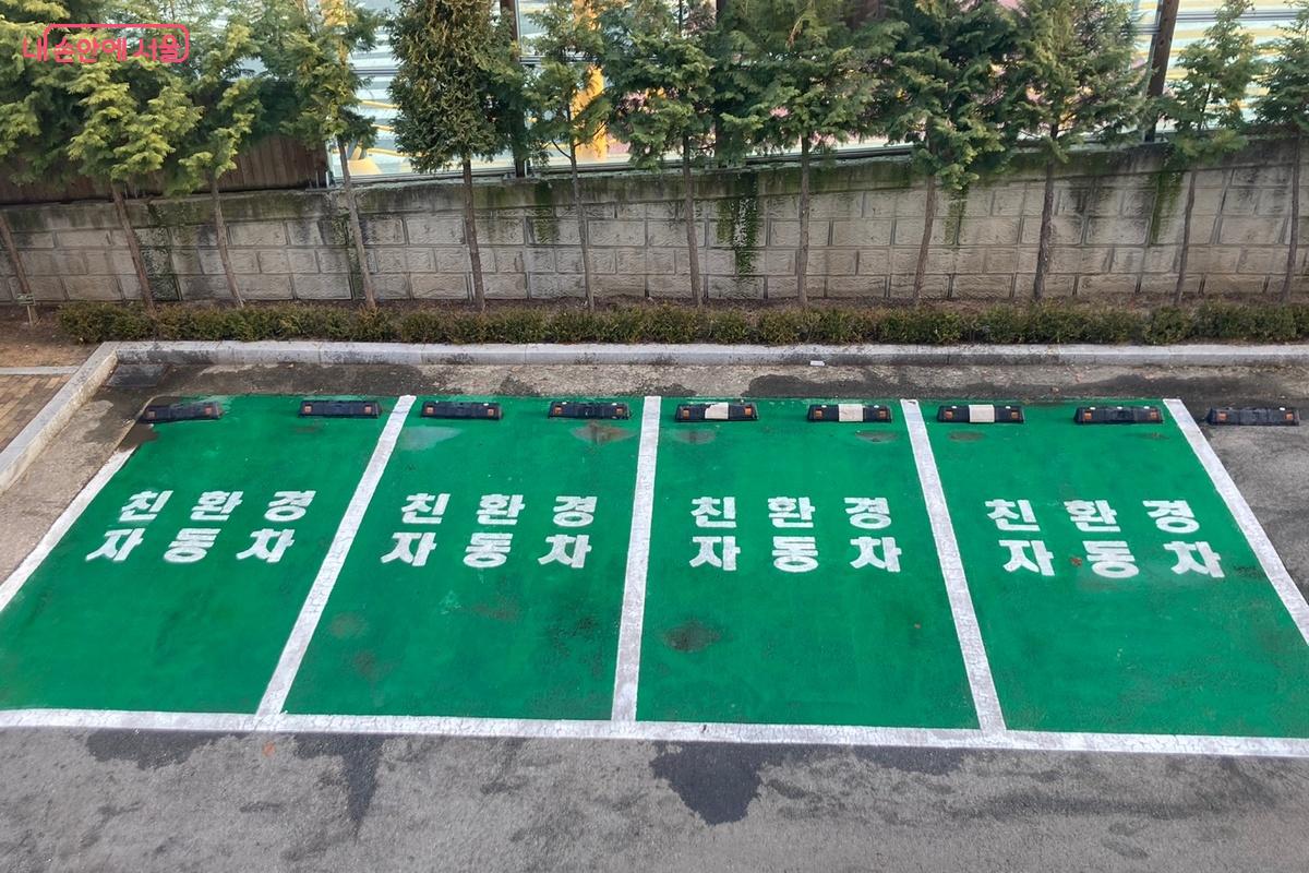 친환경자동차 전용주차구획 ©경기도교육청