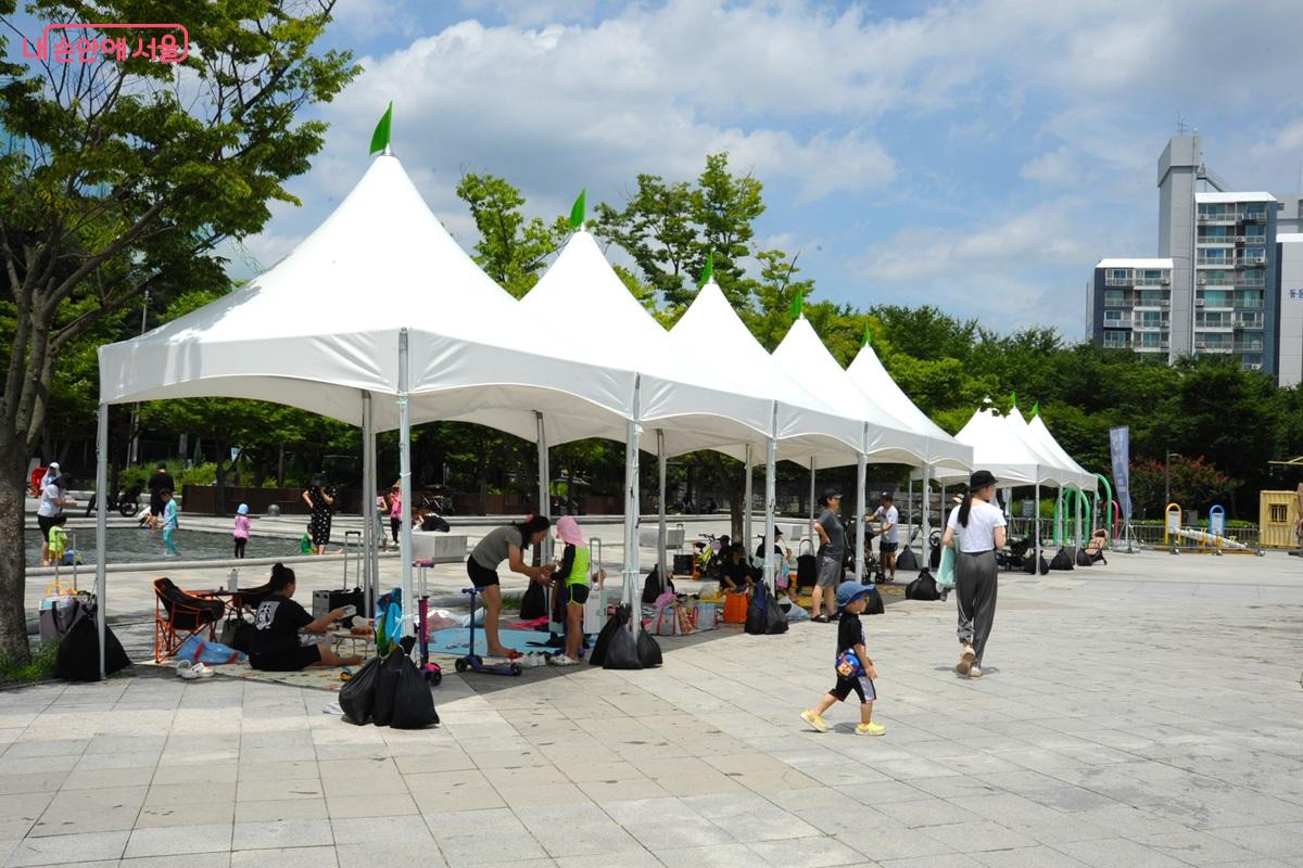 미러폰드와 바닥분수 중간에 그늘막을 설치했다. ©조수봉