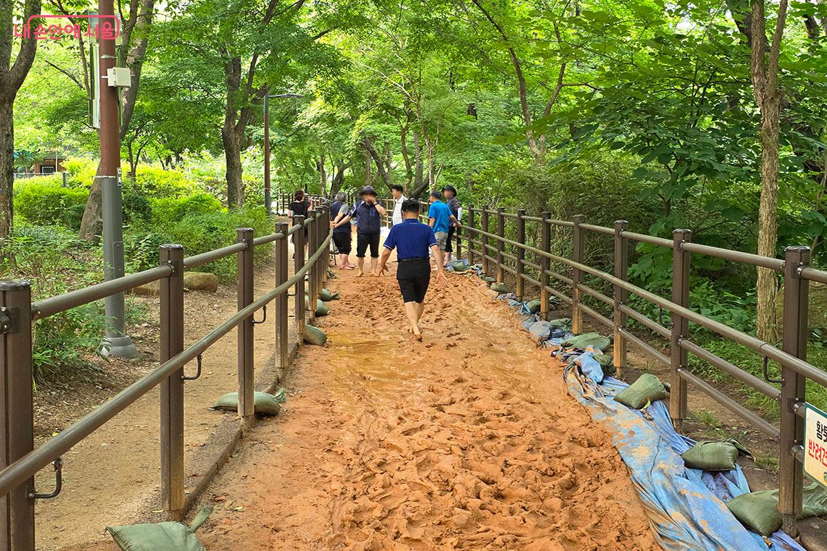 건강까지 챙기는 맨발 황토길 &copy;이정민
