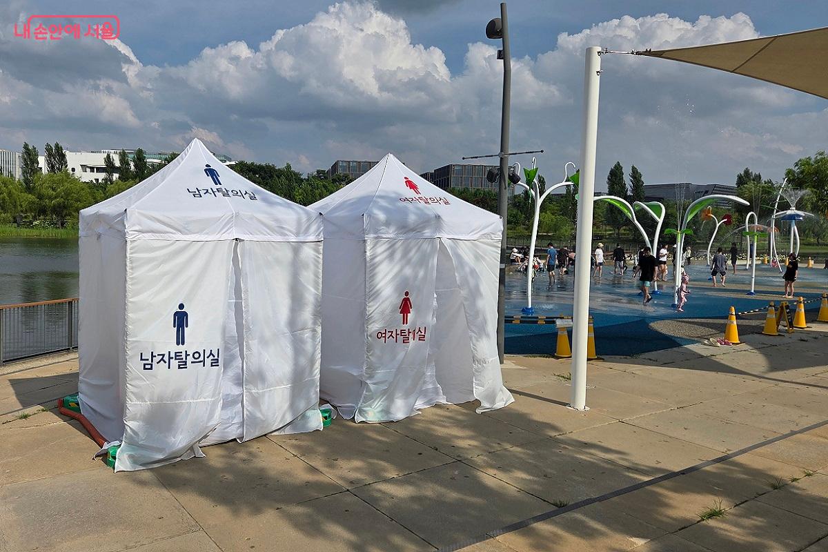 물놀이장 바로 옆에 마련된 간이 남녀 탈의실 &copy;이상돈