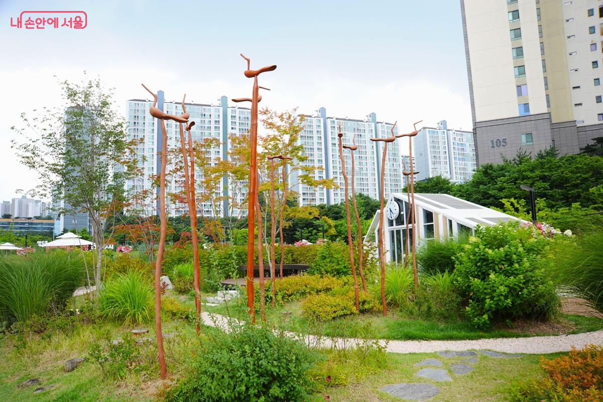 &lsquo;아이들의 뜰&rsquo;을 형상화한 작가정원인 &lsquo;문래동 아이뜰&rsquo; &copy;조수봉