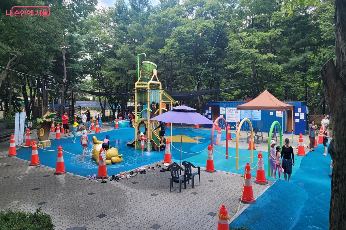 신내근린공원 물놀이장은 가족 단위 시민들의 여름 피서지 역할을 하고 있다. ©조연