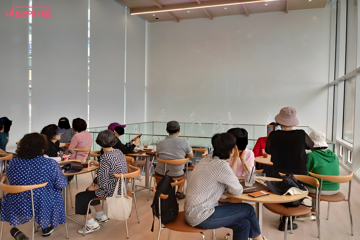 북스텝 옆 공간에서는 차도 마시고 스크린으로 뮤직비디오도 감상할 수 있다. ⓒ김영주