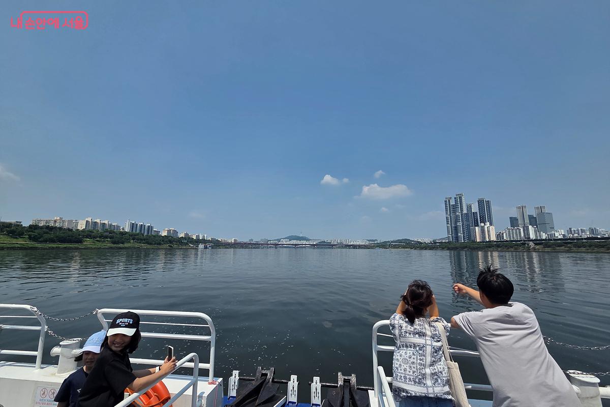 여가 공간 넘어 수상 교통 중심지로 진화하고 있는 한강 ©정민호