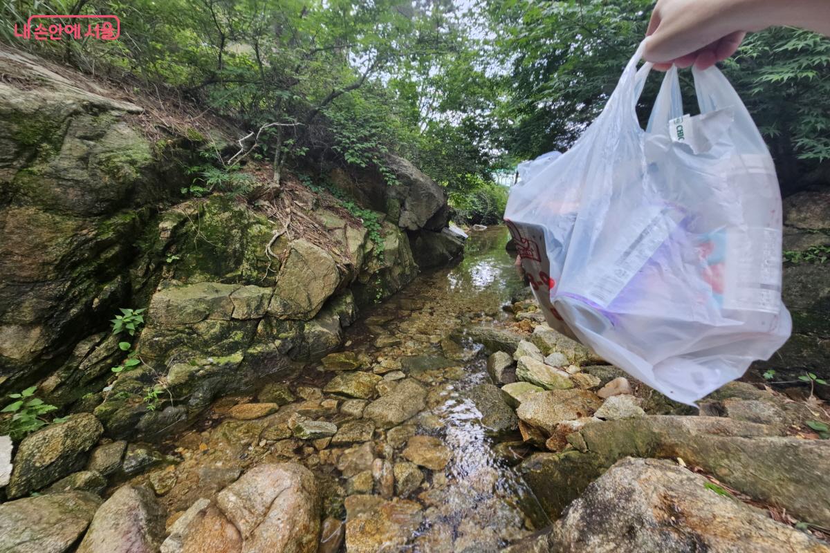 가져온 음식물이나 쓰레기는 반드시 되가져 가야 한다. &copy;염지연