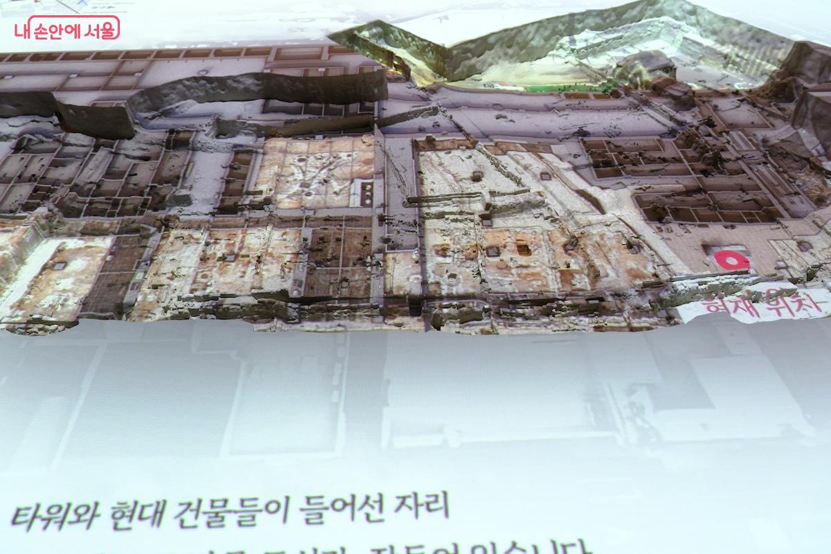 실제 지형을 모형으로 하여 투시되는 영상 전시가 매우 흥미롭다. &copy;임중빈