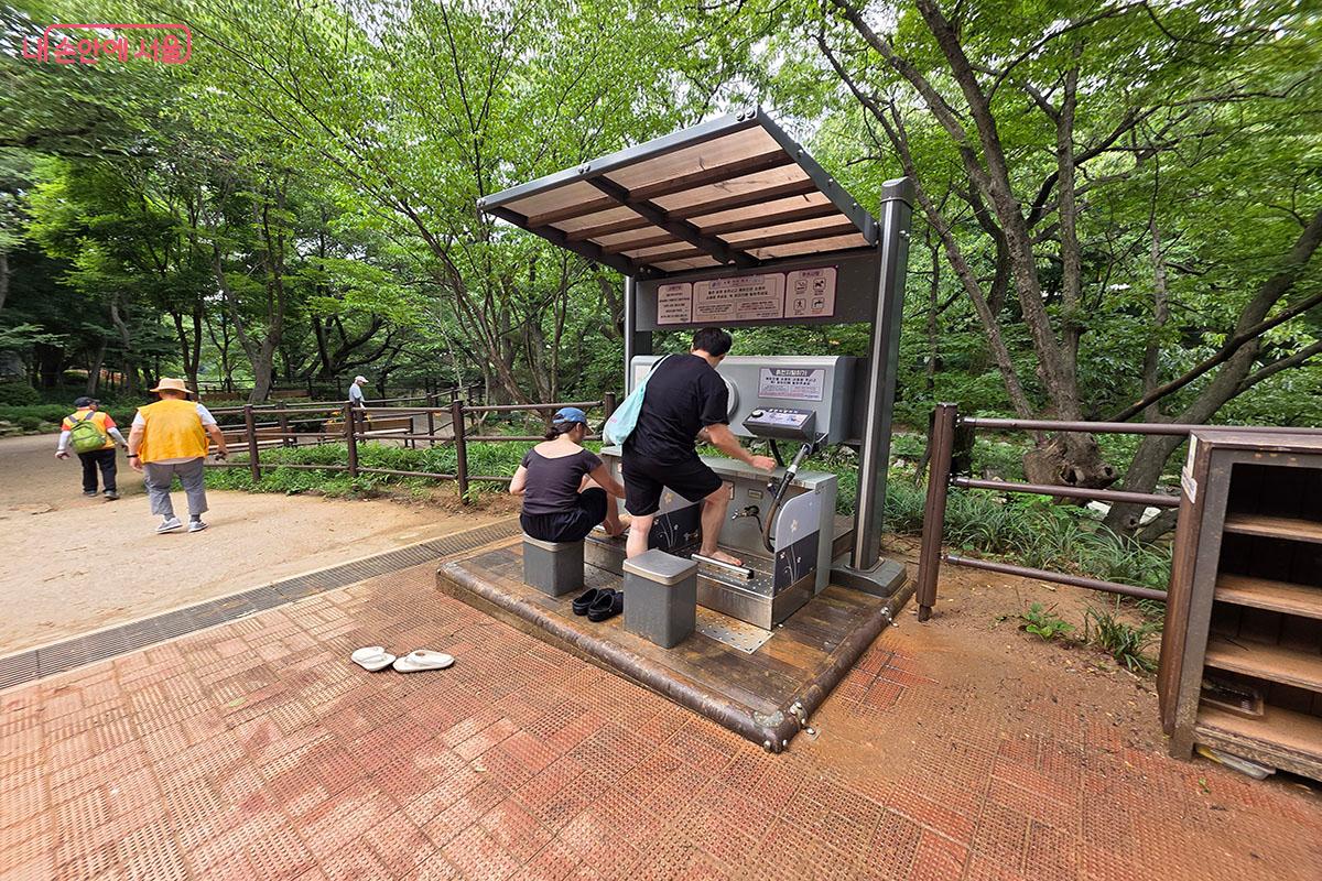 황토길 산책, 관악산 등산 후 흙먼지를 털고 씻어내는 공간 &copy;이정민