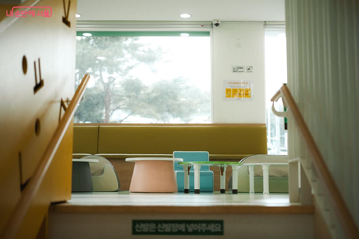 2층에는 그림책을 함께 소리내어 읽을 수 있는 공간인 이야기 놀이터 및 소리놀이터가 있으며, 신발을 벗고 입장할 수 있다. ©김아름