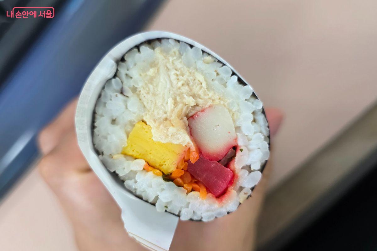 밥의 양도 적당하고 마늘향을 더한 닭가슴살이 듬뿍 들어 있어 맛의 조화를 이루었다.