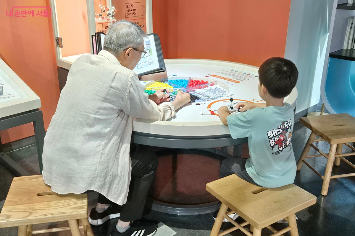 할아버지와 함께 과학관에서 보낸 시간들은 아이들에게 즐거운 추억으로 남는다.