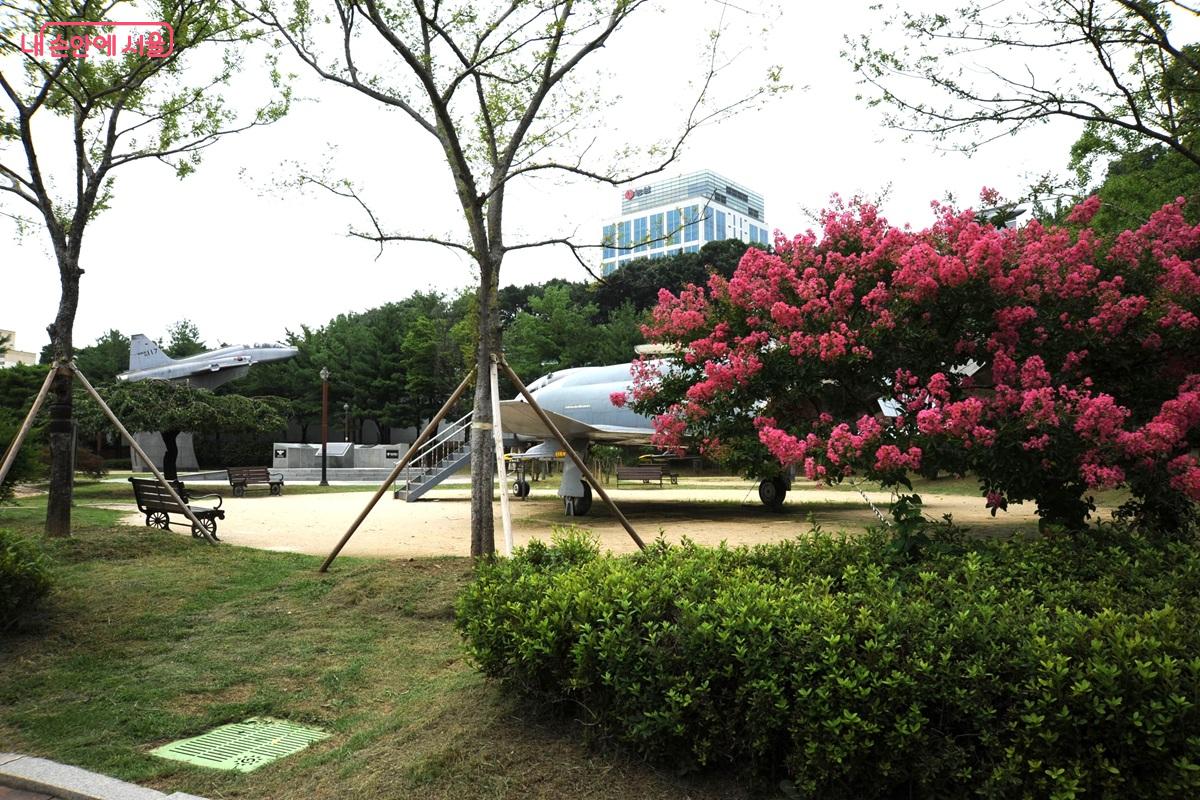 물놀이장 옆의 비행기 전시장인 &lsquo;에어파크&rsquo; &copy;조수봉