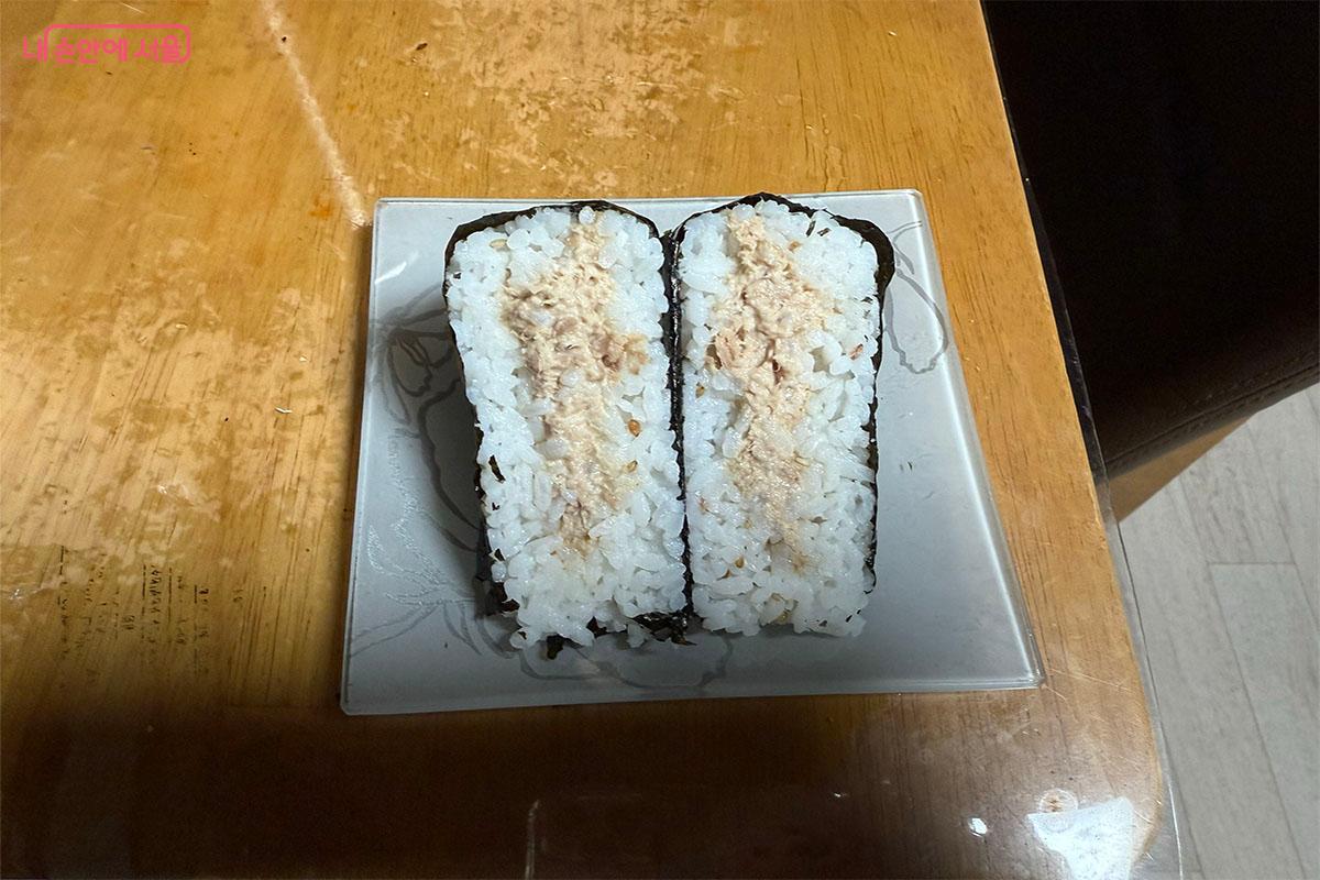 참치마요 삼각김밥의 속이 가득 차 있는 걸 볼 수 있다. &copy;송수아