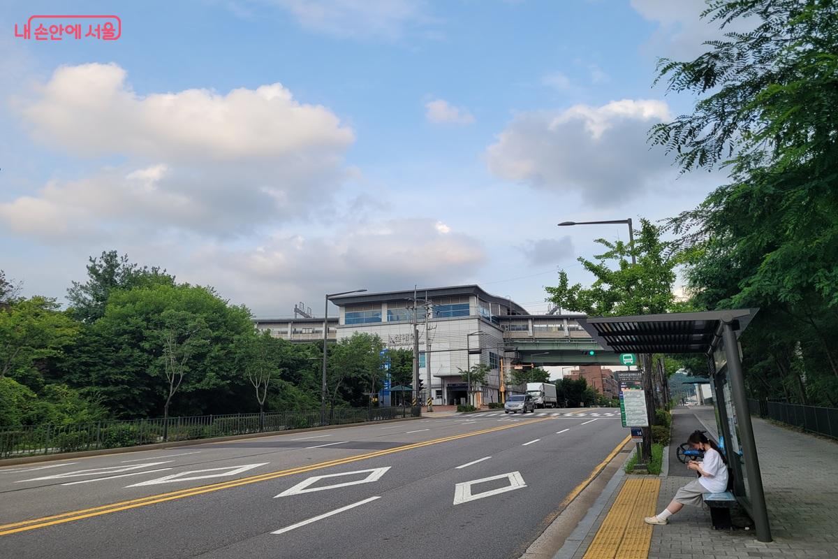 서울둘레길 4코스는 신내역과 연결돼 있어 걷다 중간에 멈출 수 있어 부담이 없다. ⓒ 조연