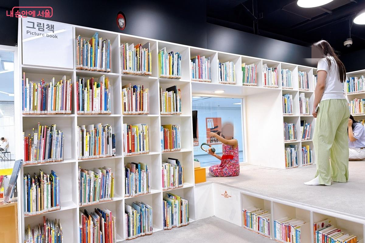 조용히 책만 읽는 곳이 아니라 보드게임, 전시 공간 등 즐거운 추억을 만들 수 있다.