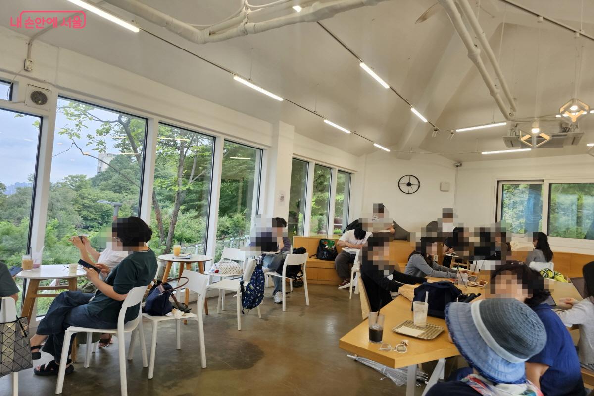 가장 인기가 많은 자리는 N서울타워까지 조망할 수 있는 창가석이다. &copy;염지연