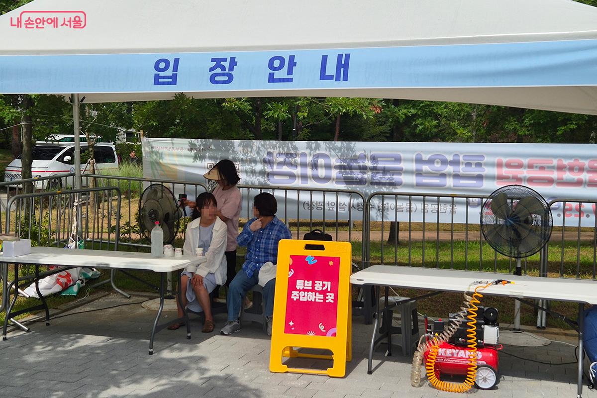 수영장 입구에서 튜브 대여는 물론 튜브 공기 주입도 가능하다.