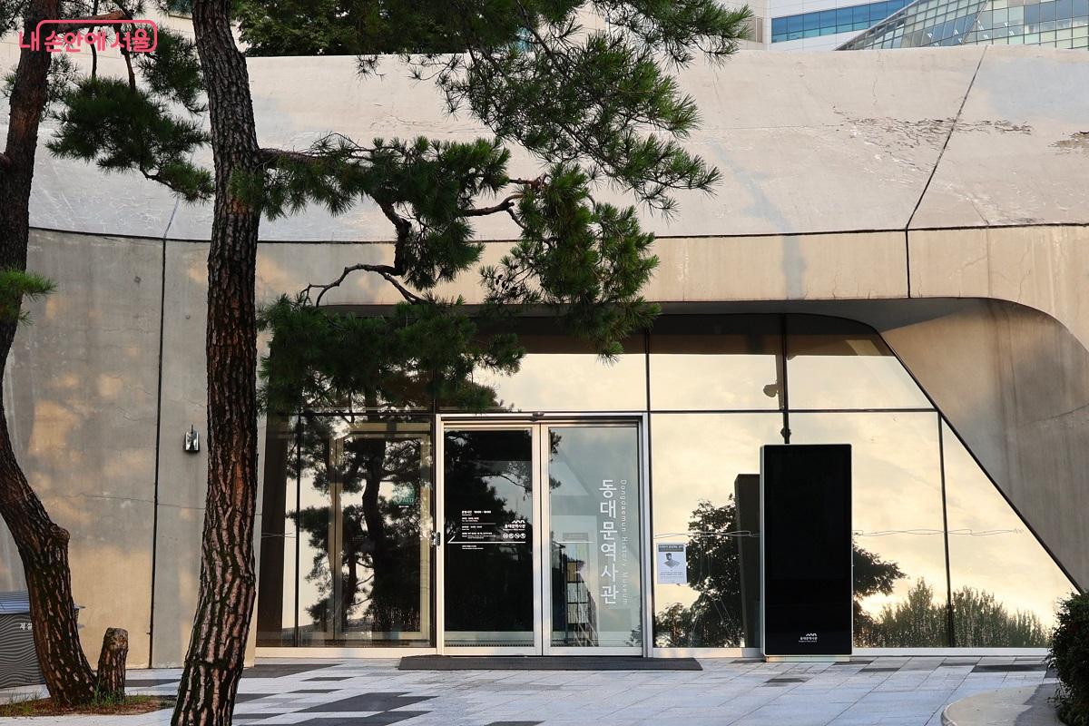 DDP 공원 속에 들어앉은 동대문역사관 입구 &copy;김대진