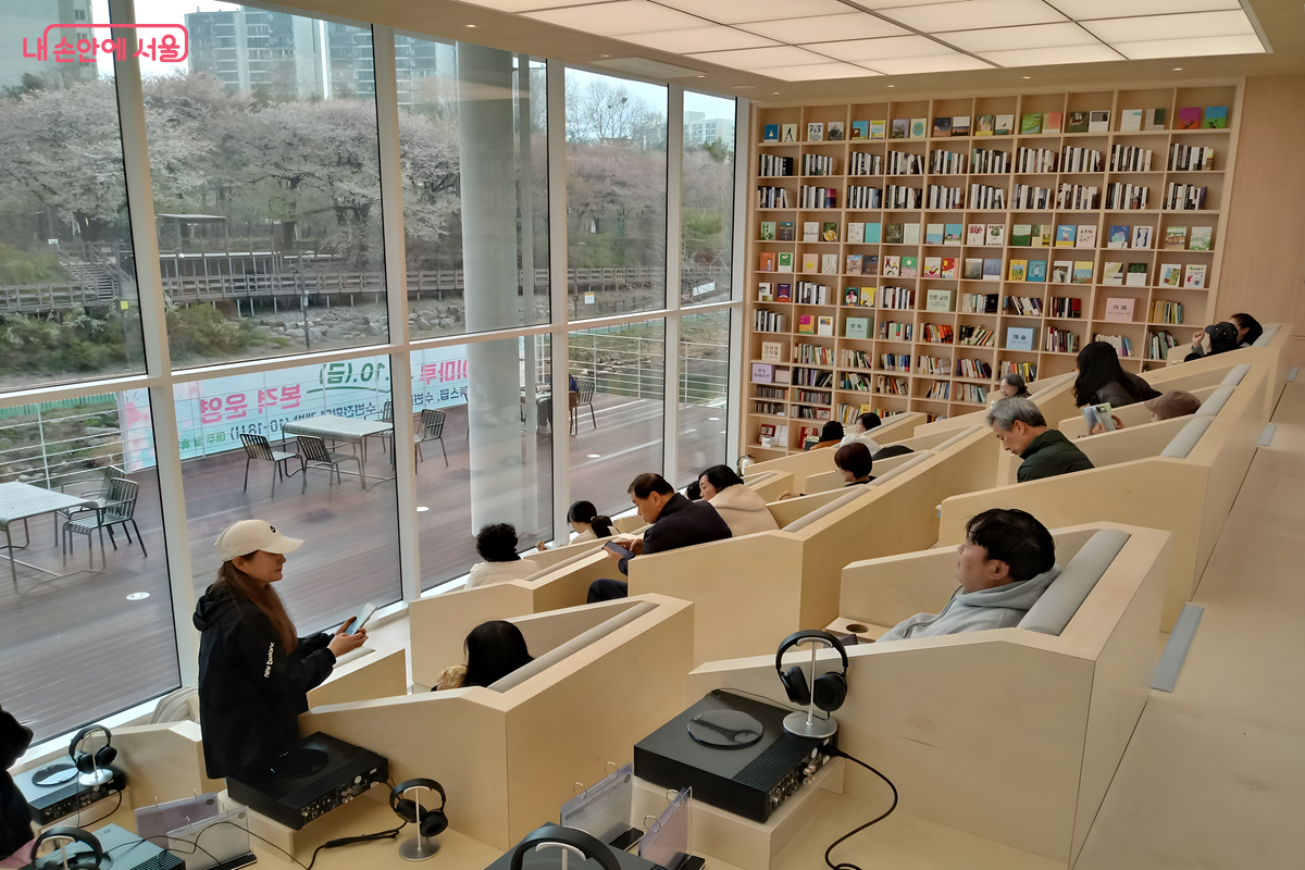 북스텝의 모습 계단형으로 되있으고 책도 읽고 휴식을 취할수 있는 공간이다. 김영주