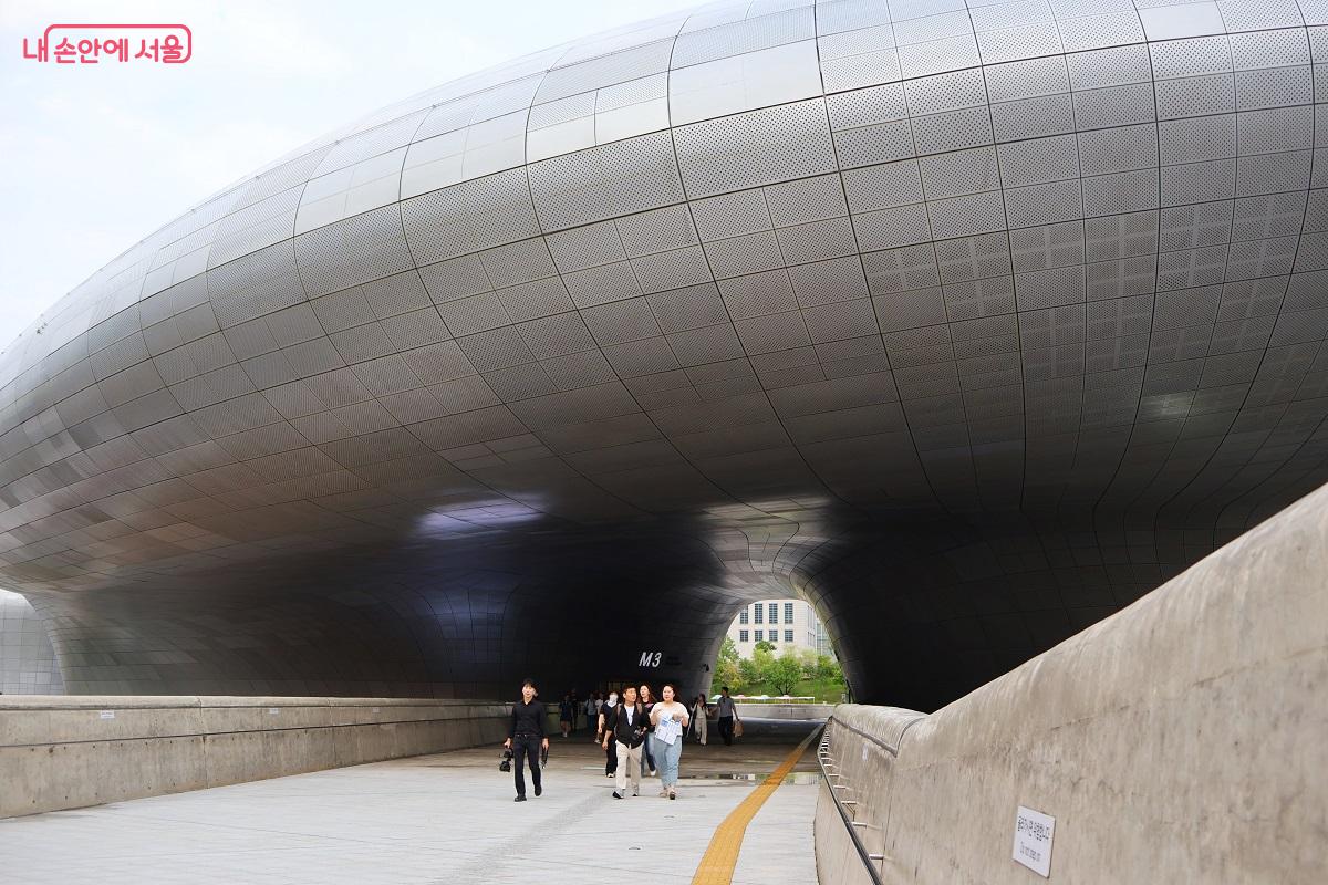 동대문역사관&middot;동대문운동장기념관이 자리한 DDP 역사문화공원 가는 길 &copy;김대진