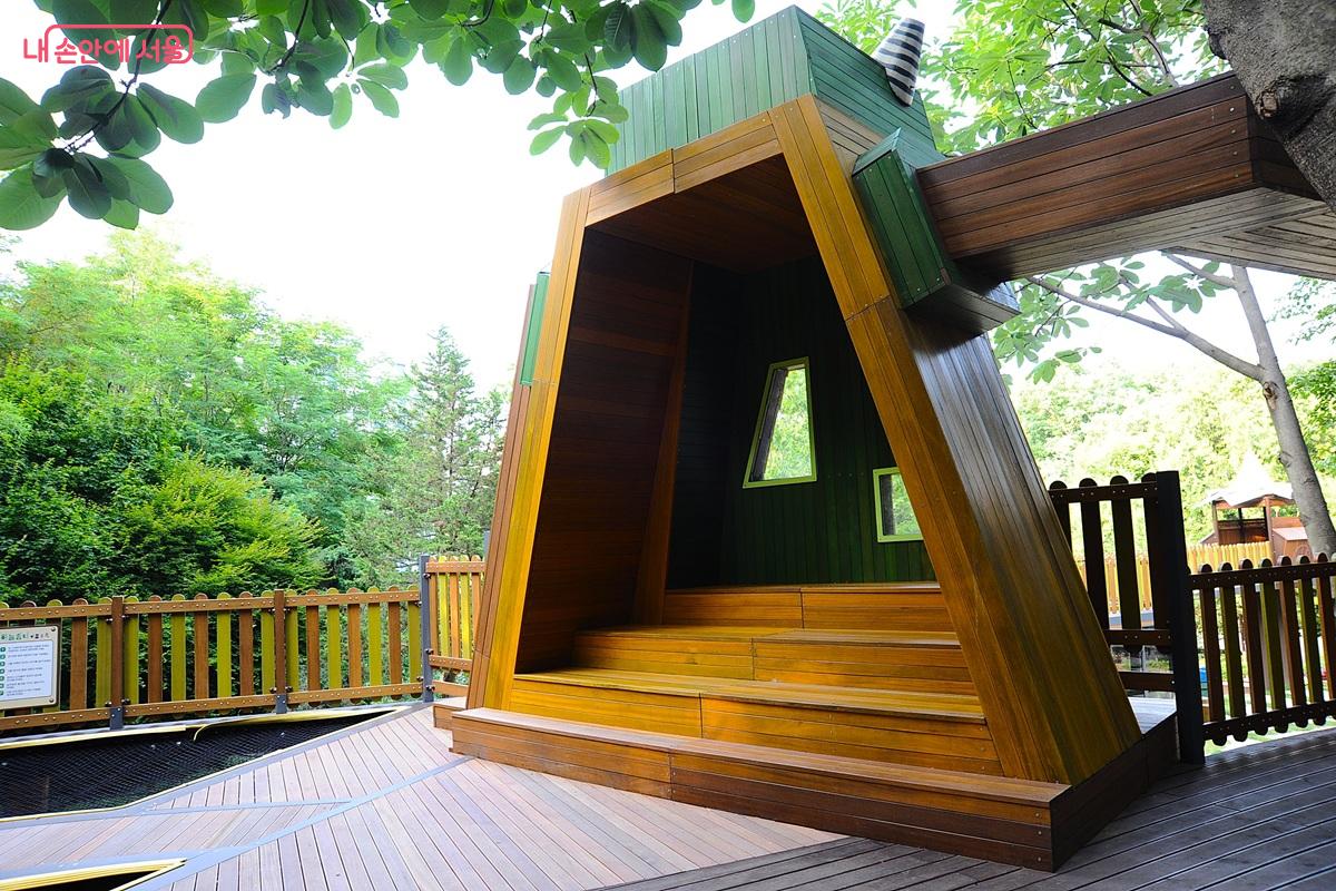공중 데크로 조성된 &lsquo;물도깨비 하늘 쉼터&rsquo; &copy;조수봉