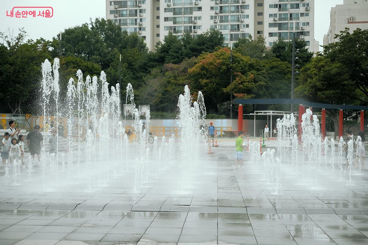 바닥분수와 음악분수가 매시 정각 교차 가동된다. ©김아름