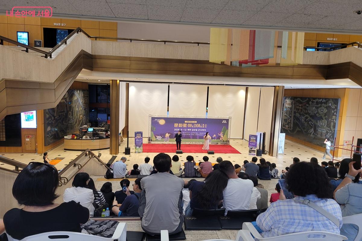 서울역사박물관 로비에서 열린 '문화로 야금야금' 무대에서 팝페라 공연을 관람했다. ©조연